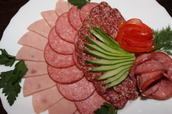 Колбасная нарезка: сервировка, способы подачи и украшения
