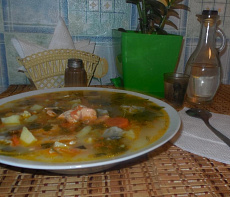 Двойная уха из сома и красной рыбы