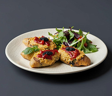 Тосты с морепродуктами и перцем пикильо