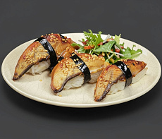 Нигири-суши с копчёным угрём