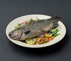 Голец, запеченный со сметаной и белым вином