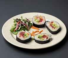 Острые роллы с тунцом и авокадо