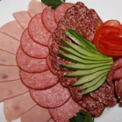 Колбасная нарезка: сервировка, способы подачи и украшения