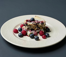 Домашний пирог с вяленой клюквой